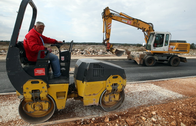 Zadar, Murvica, 210213.
Poslovna zona Murvica jug. Ulazak i radovi u poslovnoj zonu Murvica jug koja bi do ljeta trebala biti zavrsena. Radovi su u tijeku.
Foto: Jure Miskovic / CROPIX