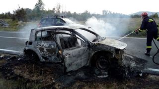 Kod Gračaca u vožnji se zapalio Renault i u potpunosti izgorio Kod Gračaca u vožnji se zapalio Renault i u potpunosti izgorio