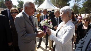 Zadar, 020810.
Jadranka Kosor polozila je kamen temeljac za zgradu u kojoj ce biti 65 stanova za hrvatske ratne vojne invalide. Gradiliste se nalazi u ulici Krste Odaka. Na slici zadarski gradonacelnik Zvonimir Vrancic urucio je buket Jadranki Kosor.
Foto