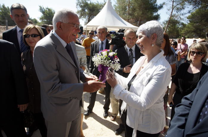 Zadar, 020810.
Jadranka Kosor polozila je kamen temeljac za zgradu u kojoj ce biti 65 stanova za hrvatske ratne vojne invalide. Gradiliste se nalazi u ulici Krste Odaka. Na slici zadarski gradonacelnik Zvonimir Vrancic urucio je buket Jadranki Kosor.
Foto