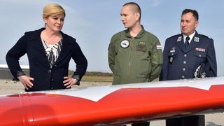 Predsjednica Kolinda Grabar-Kitarović posjetila 93. zrakoplovnu bazu Zemunik. Foto: Dino Stanin/PIXSELL