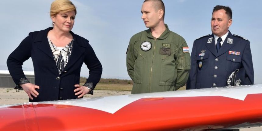 Predsjednica Kolinda Grabar-Kitarović posjetila 93. zrakoplovnu bazu Zemunik. Foto: Dino Stanin/PIXSELL Predsjednica Kolinda Grabar-Kitarović posjetila 93. zrakoplovnu bazu Zemunik. Foto: Dino Stanin/PIXSELL