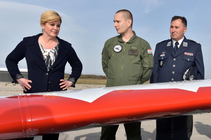 Predsjednica Kolinda Grabar-Kitarović posjetila 93. zrakoplovnu bazu Zemunik. Foto: Dino Stanin/PIXSELL