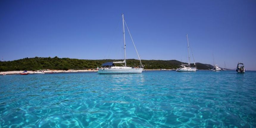 25.07.2013., Dugi otok – Dugi otok pripada zadarskoj otocnoj skupini sjevernodalmatinskih otoka. Na otoku se nalazi jedanaest naselja, a svojim prekrasnim uvalama i plazama privlaci velik broj turista. Photo: Filip Brala/PIXSELL Autor Filip Brala/PIXSE 25.07.2013., Dugi otok – Dugi otok pripada zadarskoj otocnoj skupini sjevernodalmatinskih otoka. Na otoku se nalazi jedanaest naselja, a svojim prekrasnim uvalama i plazama privlaci velik broj turista. Photo: Filip Brala/PIXSELL Autor Filip Brala/PIXSE