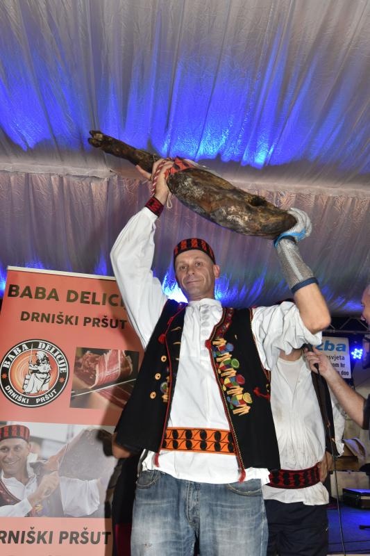 Drniški pršut u lovu na Guinnessovu knjigu rekorda. Photo: Duško Marušić/Pixsell Drniški pršut u lovu na Guinnessovu knjigu rekorda. Photo: Duško Marušić/Pixsell