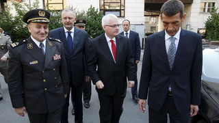 Zagreb, 020811.
Stanciceva ulica.
Ministarstvo obrane.
Podjela priznjanja i promaknuca hrvatskim casnicima povodom obiljezavanja akcije oluja.
Odlikovanja i promaknuca podjelio je predsjednik Ivo Josipovic.
Na slici: Drago Lovric, Davor Bozinovic, Ivo Jos