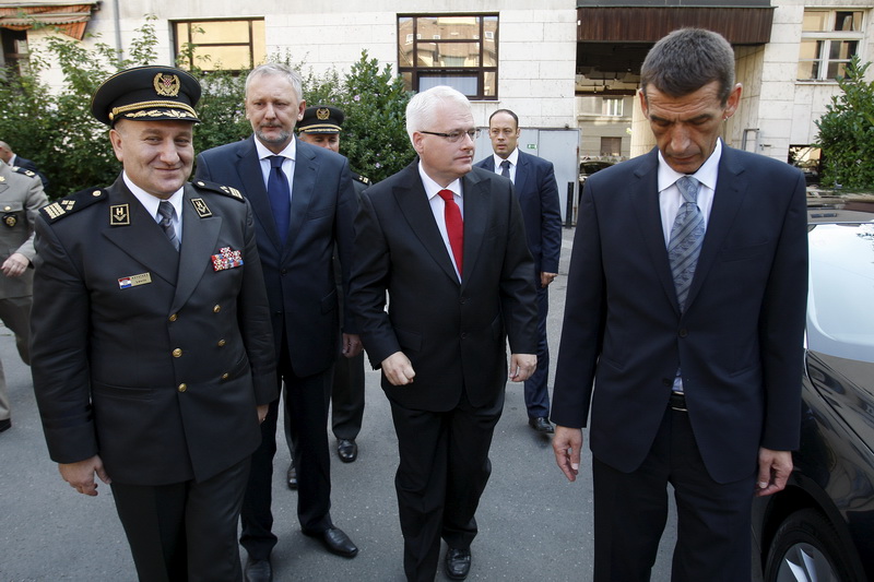 Zagreb, 020811.
Stanciceva ulica.
Ministarstvo obrane.
Podjela priznjanja i promaknuca hrvatskim casnicima povodom obiljezavanja akcije oluja.
Odlikovanja i promaknuca podjelio je predsjednik Ivo Josipovic.
Na slici: Drago Lovric, Davor Bozinovic, Ivo Jos