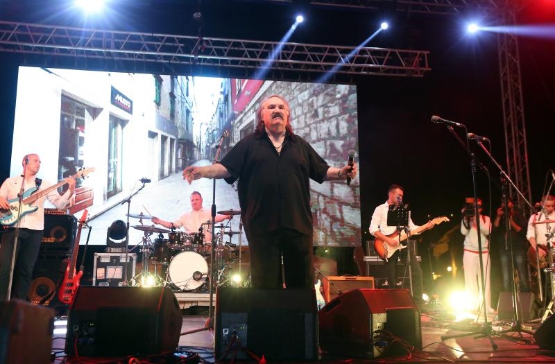 U povodu 950 godina prvog spomena grada Šibenika, blagdana sv. Mihovila i Dana grada održan je veliki koncert legendarnog Mate Miše Kovača. Photo: Duško Jaramaz/PIXSELL U povodu 950 godina prvog spomena grada Šibenika, blagdana sv. Mihovila i Dana grada održan je veliki koncert legendarnog Mate Miše Kovača. Photo: Duško Jaramaz/PIXSELL
