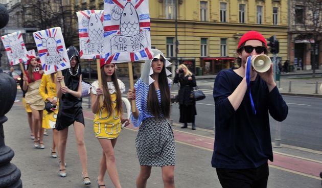 Zagreb, 231111.
Rodnik bend designer koji ce svoje kreacije pokazati na sutrasnjem Fashion weeku izveo je protesni performans u Umjetnickom paviljonu i Zrinjevcu. Manekenke u Rodnikovim modelima  nakratko su prekinule ambijentalni izlozbeni projekt Ante R