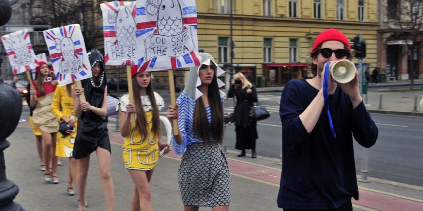 Zagreb, 231111.
Rodnik bend designer koji ce svoje kreacije pokazati na sutrasnjem Fashion weeku izveo je protesni performans u Umjetnickom paviljonu i Zrinjevcu. Manekenke u Rodnikovim modelima  nakratko su prekinule ambijentalni izlozbeni projekt Ante R