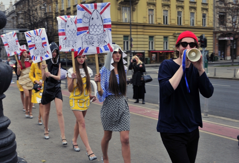 Zagreb, 231111.
Rodnik bend designer koji ce svoje kreacije pokazati na sutrasnjem Fashion weeku izveo je protesni performans u Umjetnickom paviljonu i Zrinjevcu. Manekenke u Rodnikovim modelima  nakratko su prekinule ambijentalni izlozbeni projekt Ante R