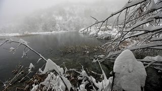 Zimska idila na snijegom prekrivenim Plitvičkim jezerima Zimska idila na snijegom prekrivenim Plitvičkim jezerima