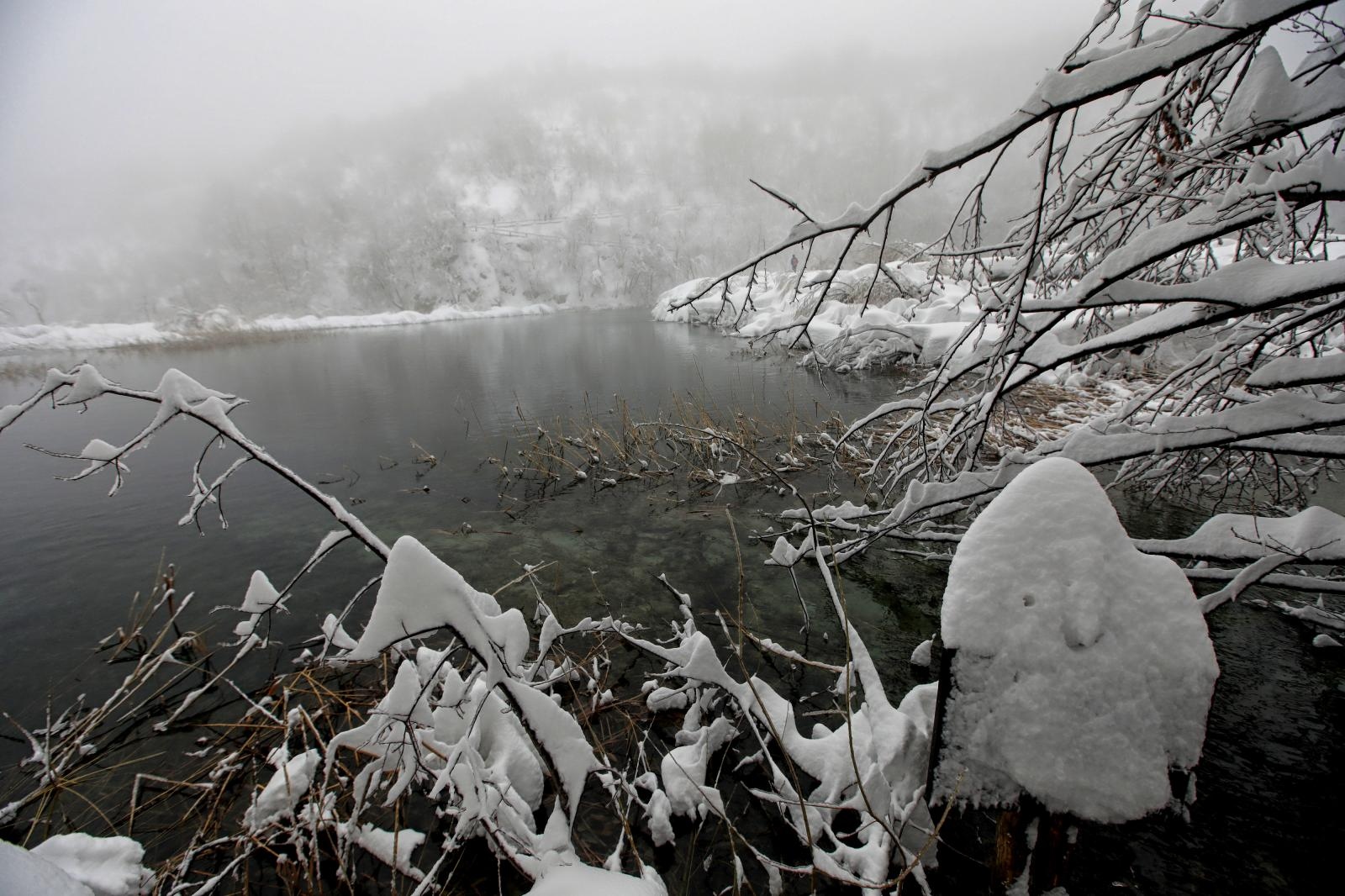 Zimska idila na snijegom prekrivenim Plitvičkim jezerima Zimska idila na snijegom prekrivenim Plitvičkim jezerima
