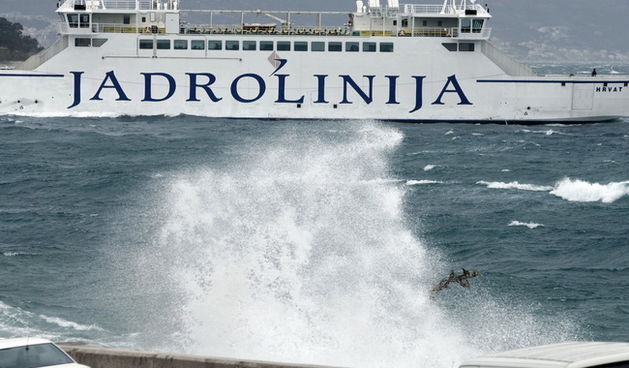 Split, 190210. Jako jugo sa kisom koje puse na splitskom podrucju izaziva poteskoce u pomorskom prometu. Na fotografiji: trajekt Hravat na ulasku u splitsku trajektnu luku. Foto: Duje Klaric / CROPIX