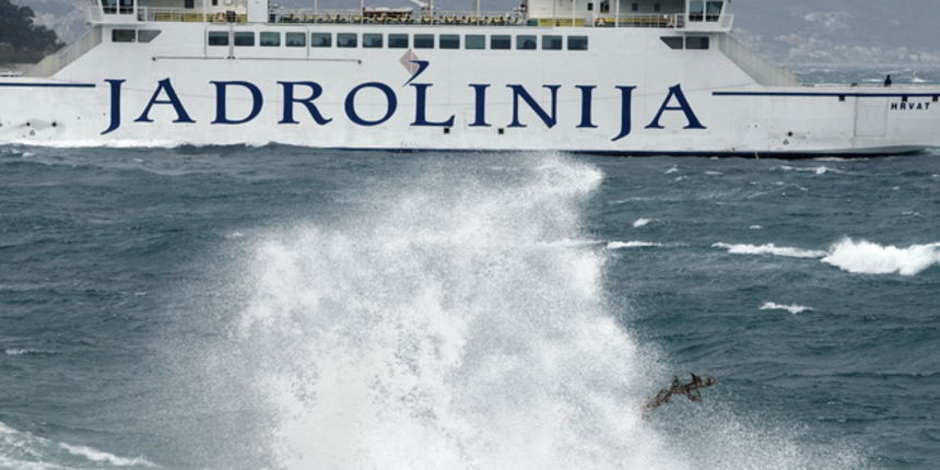 Split, 190210. Jako jugo sa kisom koje puse na splitskom podrucju izaziva poteskoce u pomorskom prometu. Na fotografiji: trajekt Hravat na ulasku u splitsku trajektnu luku. Foto: Duje Klaric / CROPIX Split, 190210. Jako jugo sa kisom koje puse na splitskom podrucju izaziva poteskoce u pomorskom prometu. Na fotografiji: trajekt Hravat na ulasku u splitsku trajektnu luku. Foto: Duje Klaric / CROPIX