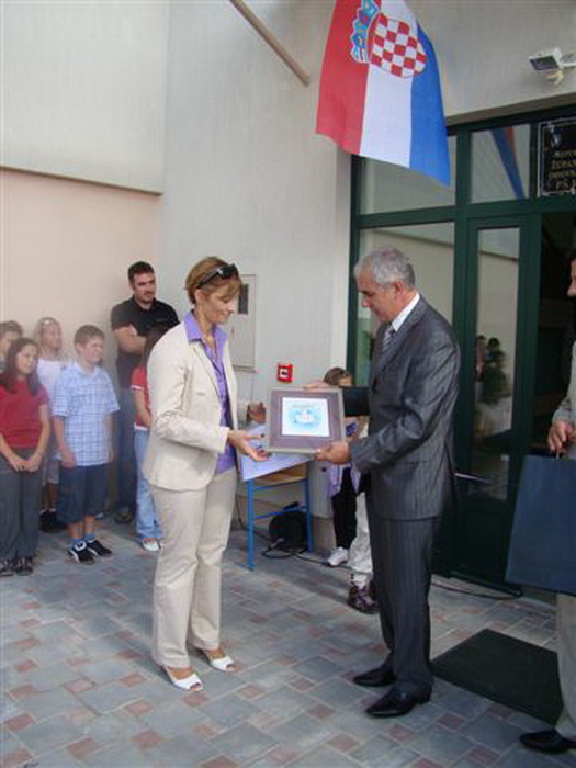 Svecano otvorenje obnovljenih podrucnih skola u Rastevicu i Bukovicu Svecano otvorenje obnovljenih podrucnih skola u Rastevicu i Bukovicu