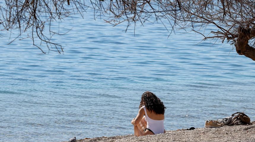 Prvi kupači na zadarskoj plaži Kolovare Prvi kupači na zadarskoj plaži Kolovare