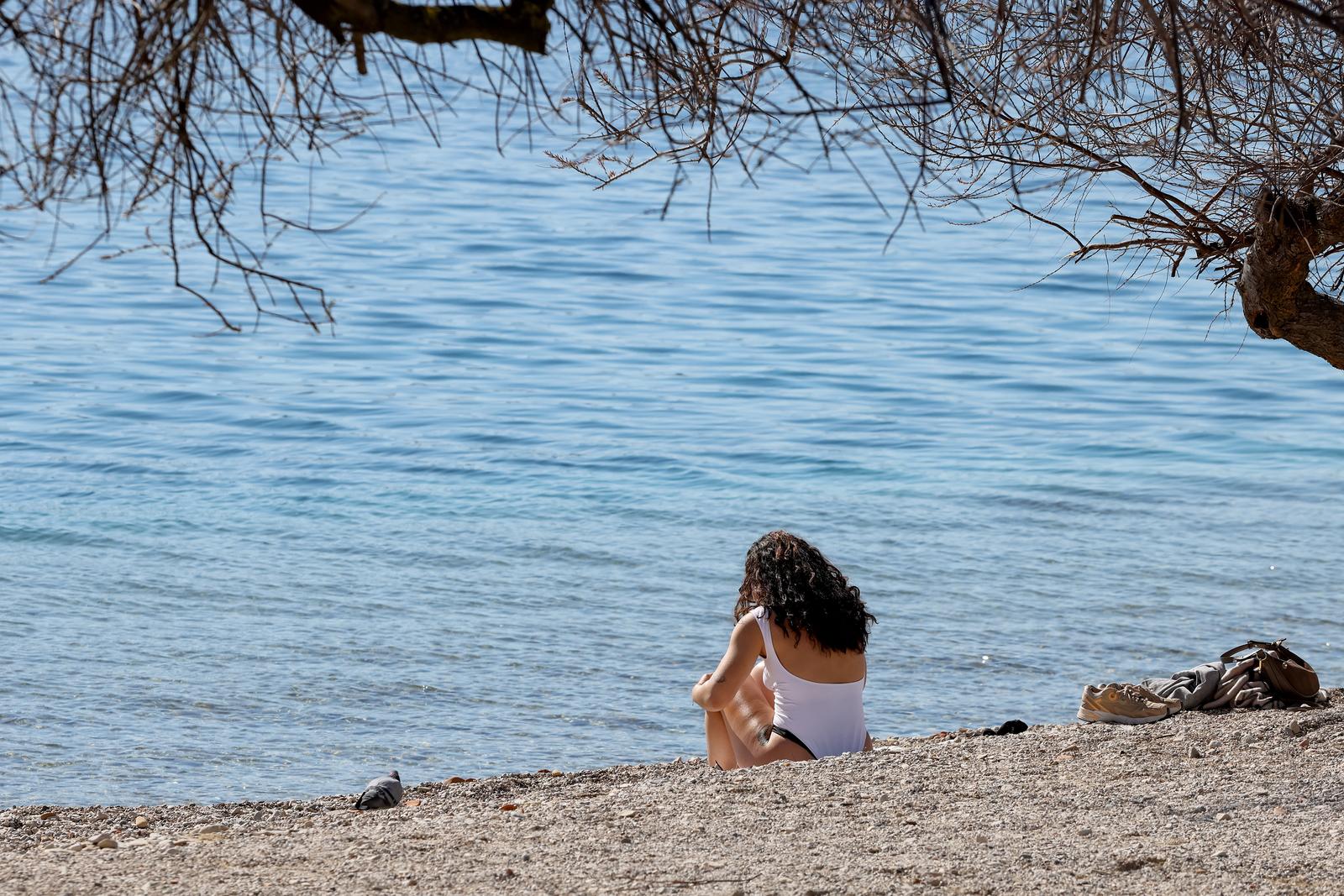 Prvi kupači na zadarskoj plaži Kolovare