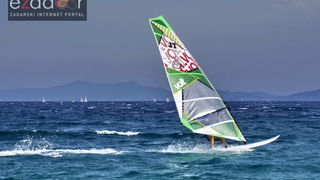 Guštanje surfera u jakom jugu Guštanje surfera u jakom jugu