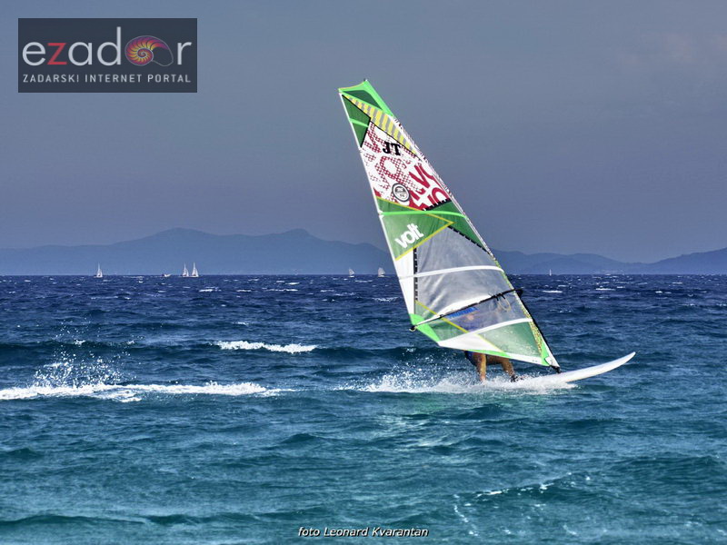 Guštanje surfera u jakom jugu Guštanje surfera u jakom jugu