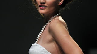 Zagreb, 241111.
Dreft Fashion Week revije pocele su u Hypo centru i prvi dan su svoje modele prezentirali: The Rodnik band, Petra i Maja Spoljar, Mara MiloglavMoretic, Aba Tomicic, Irina Balen Garland, Karim Bonet, Milena Rogulj.
Na slici: Karim Bonet.
F Zagreb, 241111.
Dreft Fashion Week revije pocele su u Hypo centru i prvi dan su svoje modele prezentirali: The Rodnik band, Petra i Maja Spoljar, Mara MiloglavMoretic, Aba Tomicic, Irina Balen Garland, Karim Bonet, Milena Rogulj.
Na slici: Karim Bonet.
F