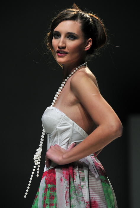 Zagreb, 241111.
Dreft Fashion Week revije pocele su u Hypo centru i prvi dan su svoje modele prezentirali: The Rodnik band, Petra i Maja Spoljar, Mara MiloglavMoretic, Aba Tomicic, Irina Balen Garland, Karim Bonet, Milena Rogulj.
Na slici: Karim Bonet.
F Zagreb, 241111.
Dreft Fashion Week revije pocele su u Hypo centru i prvi dan su svoje modele prezentirali: The Rodnik band, Petra i Maja Spoljar, Mara MiloglavMoretic, Aba Tomicic, Irina Balen Garland, Karim Bonet, Milena Rogulj.
Na slici: Karim Bonet.
F