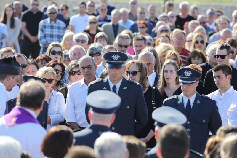 Mirko Miočić ispraćen na posljednji počinak na mjesnom groblju u Rtini Mirko Miočić ispraćen na posljednji počinak na mjesnom groblju u Rtini