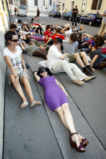Zagreb, 130710.
Cirilometodska ulica.
Ispred gradske skupstine.
Udruge Zelena akcija i Pravo na grad organiziraju nastavak prosvjeda gradjana zbog gradnje ulazno-izlazne rampe u Varsavskoj za garazu Hoto grupe Tomislava Horvatincica.
Na slici: Prosvjednic Zagreb, 130710.
Cirilometodska ulica.
Ispred gradske skupstine.
Udruge Zelena akcija i Pravo na grad organiziraju nastavak prosvjeda gradjana zbog gradnje ulazno-izlazne rampe u Varsavskoj za garazu Hoto grupe Tomislava Horvatincica.
Na slici: Prosvjednic