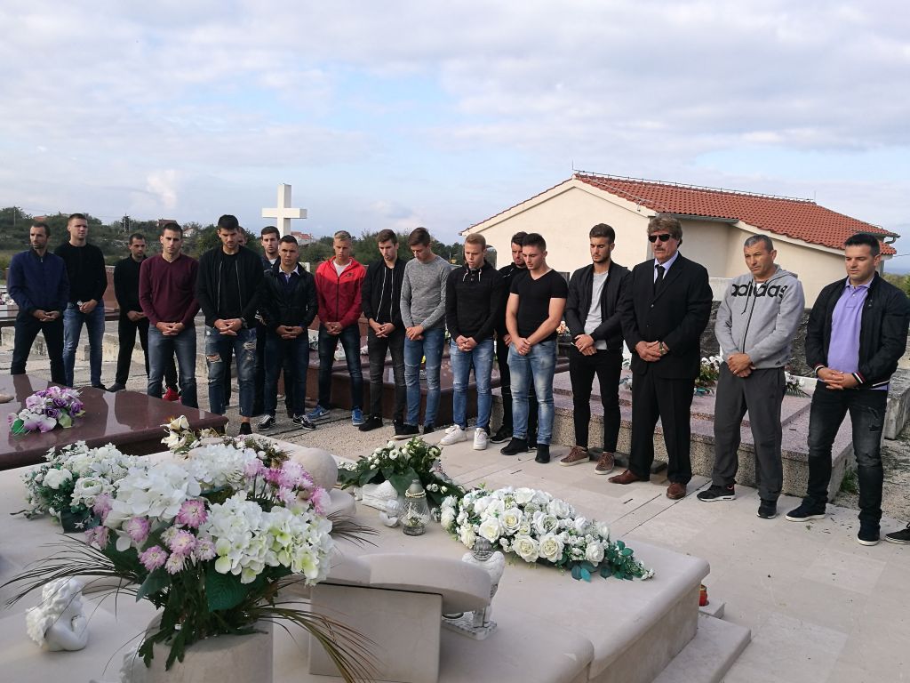 Delegacija NK Zadra posjetila vječno počivalište Hrvoja Ćustića Delegacija NK Zadra posjetila vječno počivalište Hrvoja Ćustića