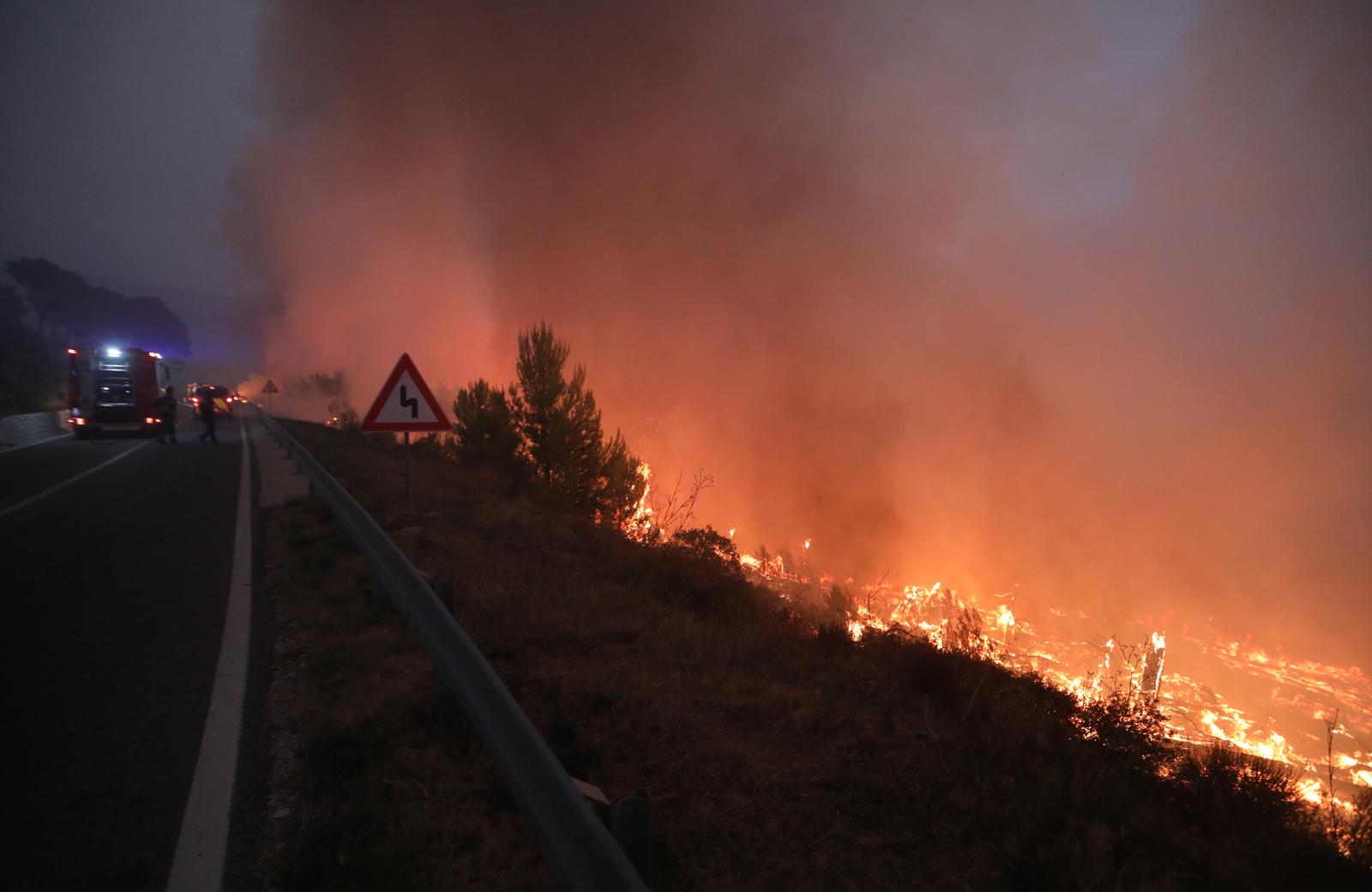 Tučepi: Požar se širi, zahvatio ranč i kuće, vatrogasci u akciji