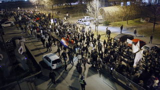 Zagreb, 040311.
Ilica.
Peti po redu, protuvladin prosvjed tzv. facebook grupe.
Na fotografiji: Prosvjednici ispred zgrade EPH
Foto: Davor Pongracic / CROPIX Zagreb, 040311.
Ilica.
Peti po redu, protuvladin prosvjed tzv. facebook grupe.
Na fotografiji: Prosvjednici ispred zgrade EPH
Foto: Davor Pongracic / CROPIX