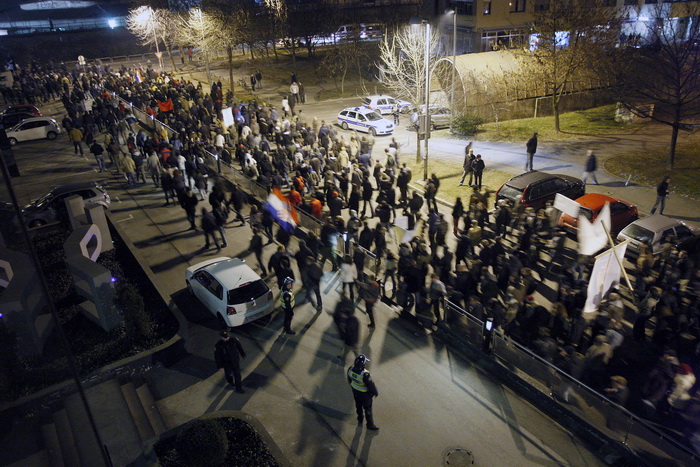 Zagreb, 040311.
Ilica.
Peti po redu, protuvladin prosvjed tzv. facebook grupe.
Na fotografiji: Prosvjednici ispred zgrade EPH
Foto: Davor Pongracic / CROPIX Zagreb, 040311.
Ilica.
Peti po redu, protuvladin prosvjed tzv. facebook grupe.
Na fotografiji: Prosvjednici ispred zgrade EPH
Foto: Davor Pongracic / CROPIX