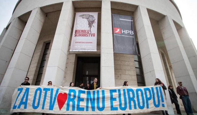Zagreb – U znaku solidarnosti prema izbjeglicama, u 12 sati s Trga zrtava fasizma krenuo je 8. Mars solidarnosti: Za otvorenu Europu! U trenutku kada se sve vise zica gradi oko drzava clanica Europske unije, MAZ i Inicijativa “Dobrodosli” pozvali su gradj
