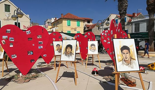 Slike poginulih kornatskih vatrogasaca u srcima u Vodicama