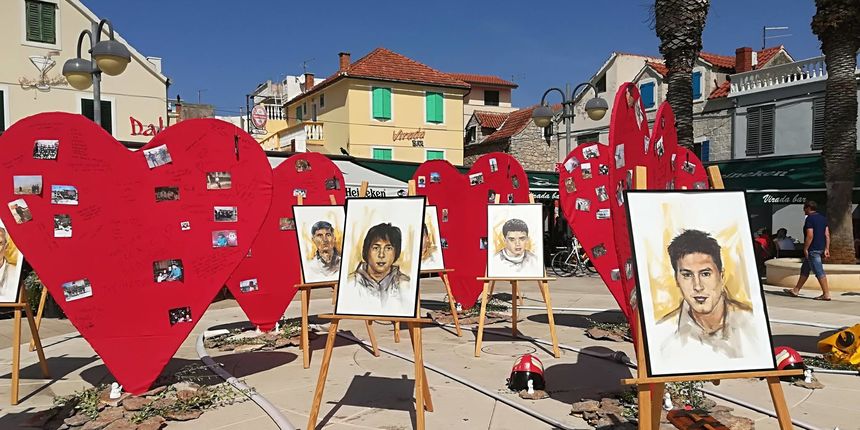 Slike poginulih kornatskih vatrogasaca u srcima u Vodicama Slike poginulih kornatskih vatrogasaca u srcima u Vodicama