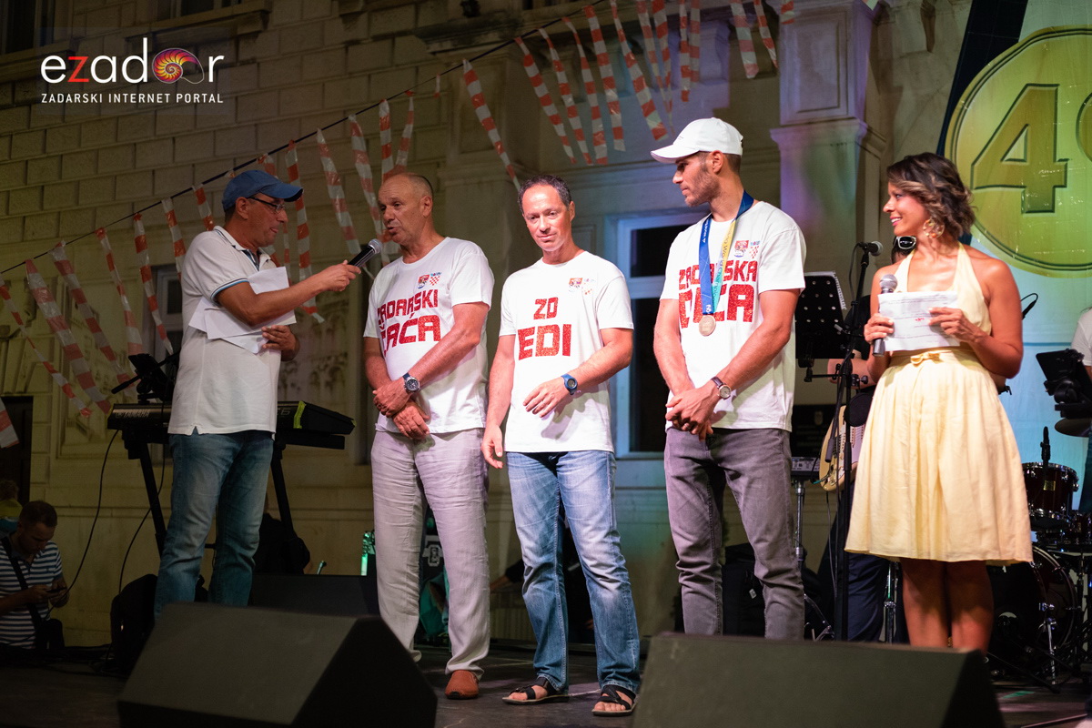 Svečani doček svjetskih prvaka Mihovila i Šime Fantele na Narodnom trgu Svečani doček svjetskih prvaka Mihovila i Šime Fantele na Narodnom trgu