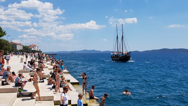 Đir uz more 19. srpnja 2016. – Uvala Draženica, kupalište Jadran, Moprske orgulje i Pozdrav suncu, zadarska riva… Foto: Mladen Malik Đir uz more 19. srpnja 2016. – Uvala Draženica, kupalište Jadran, Moprske orgulje i Pozdrav suncu, zadarska riva… Foto: Mladen Malik