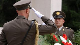 30.09.2013., Zadar – Na Gradskom groblju kod sredisnjeg kriza polozeni su vijenci stradalima u Domovinskom ratu povodom proslave dana obrane grada. Photo: Dino Stanin/PIXSELL Autor  Dino Stanin/PIXSELL KLJUČNE RIJEČI  polaganje vijenaca, obrana grada, o