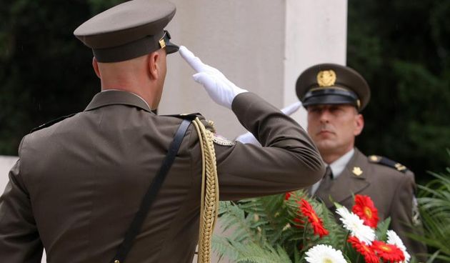 30.09.2013., Zadar – Na Gradskom groblju kod sredisnjeg kriza polozeni su vijenci stradalima u Domovinskom ratu povodom proslave dana obrane grada. Photo: Dino Stanin/PIXSELL Autor  Dino Stanin/PIXSELL KLJUČNE RIJEČI  polaganje vijenaca, obrana grada, o