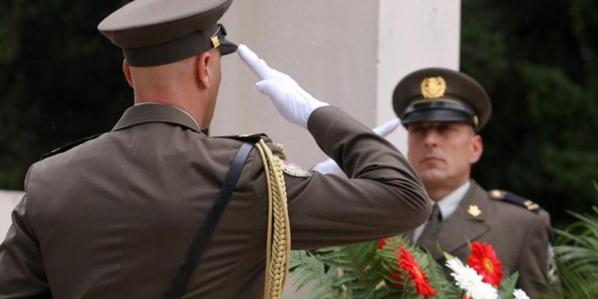 30.09.2013., Zadar – Na Gradskom groblju kod sredisnjeg kriza polozeni su vijenci stradalima u Domovinskom ratu povodom proslave dana obrane grada. Photo: Dino Stanin/PIXSELL Autor  Dino Stanin/PIXSELL KLJUČNE RIJEČI  polaganje vijenaca, obrana grada, o