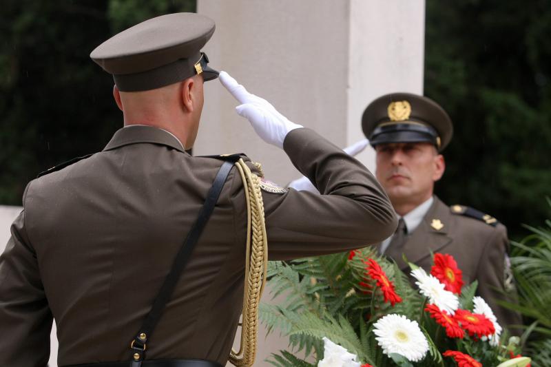 30.09.2013., Zadar – Na Gradskom groblju kod sredisnjeg kriza polozeni su vijenci stradalima u Domovinskom ratu povodom proslave dana obrane grada. Photo: Dino Stanin/PIXSELL Autor  Dino Stanin/PIXSELL KLJUČNE RIJEČI  polaganje vijenaca, obrana grada, o