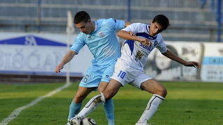 Karlovac, 051111.
Igraliste Branko Cavlovic Cavlek.
Nogometna utakmica 14.kola 1.HNL izmedju NK Karlovac i NK Zadar.
Na slici: Andrea Ottochian, Luka Begonja.
Foto: Damir Krajac / CROPIX