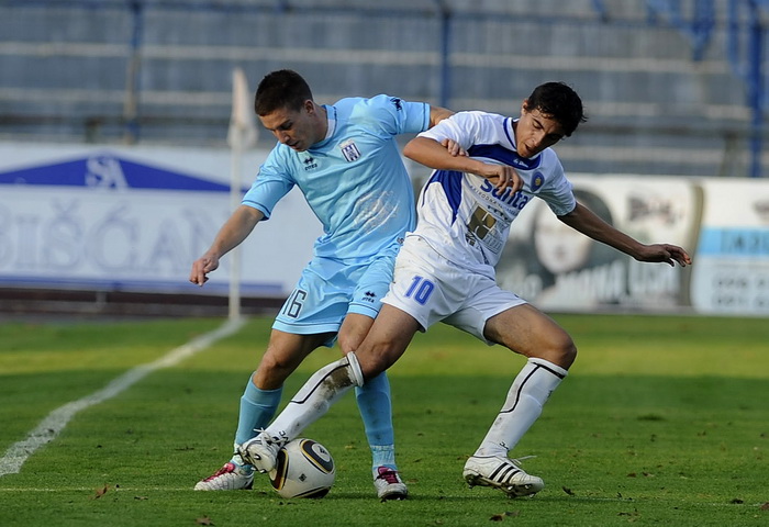 Karlovac, 051111.
Igraliste Branko Cavlovic Cavlek.
Nogometna utakmica 14.kola 1.HNL izmedju NK Karlovac i NK Zadar.
Na slici: Andrea Ottochian, Luka Begonja.
Foto: Damir Krajac / CROPIX