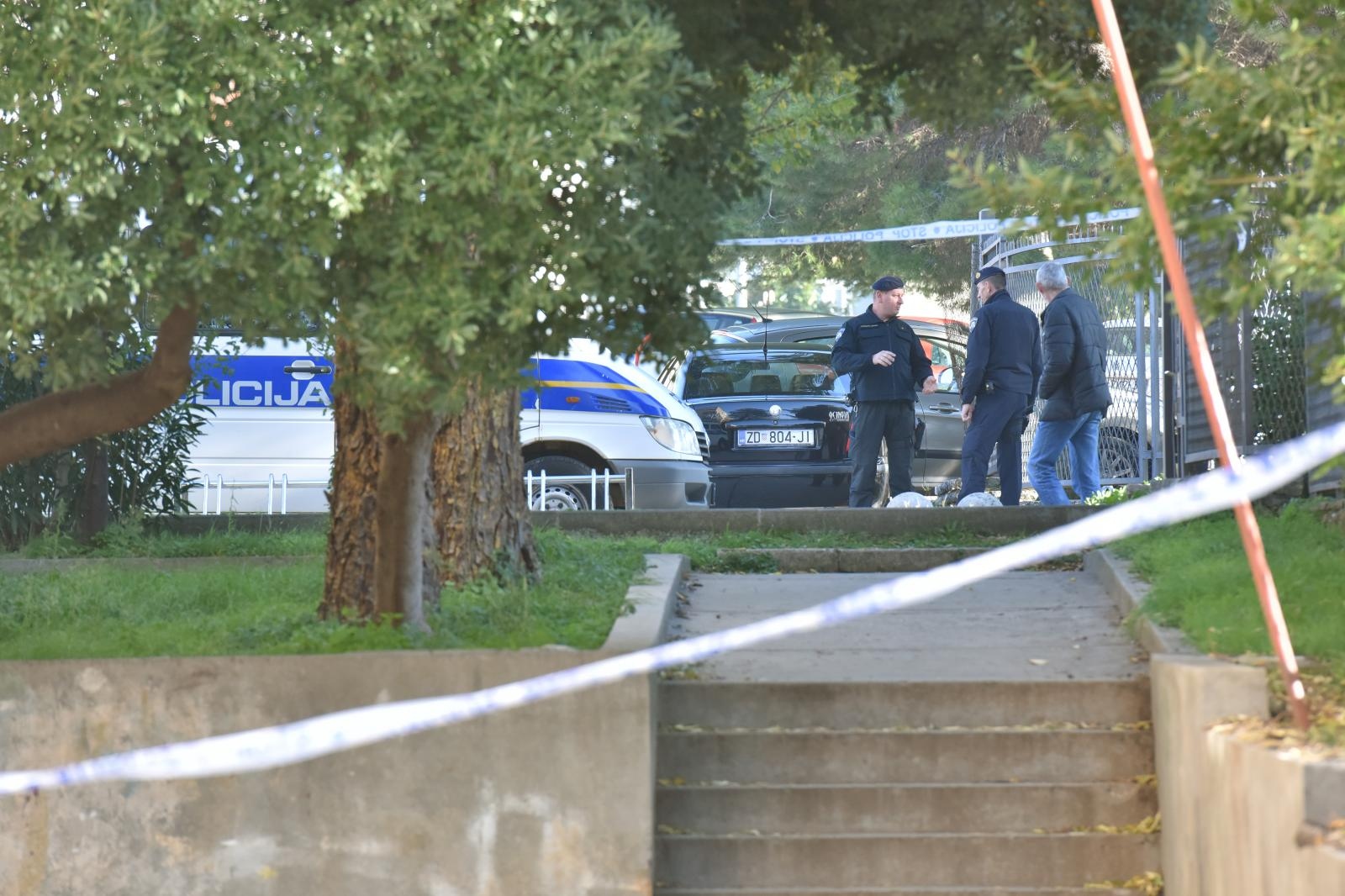 Nepoznati počinitelj bacio eksplozivnu napravu u dvorište PU Zadarske