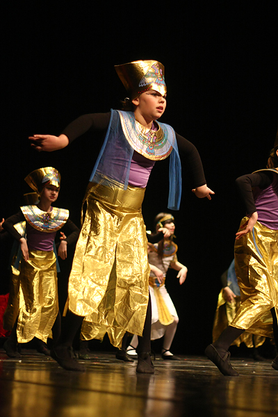 “Karnevalski vremeplov” plesne udruge “Gesta” (foto:Saša Čuka) “Karnevalski vremeplov” plesne udruge “Gesta” (foto:Saša Čuka)