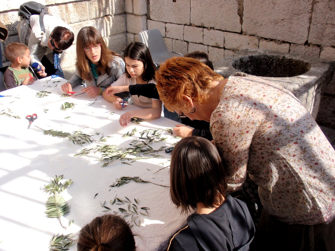Radionica pletenja maslinovih grančica, foto: Karla Šorić Radionica pletenja maslinovih grančica, foto: Karla Šorić