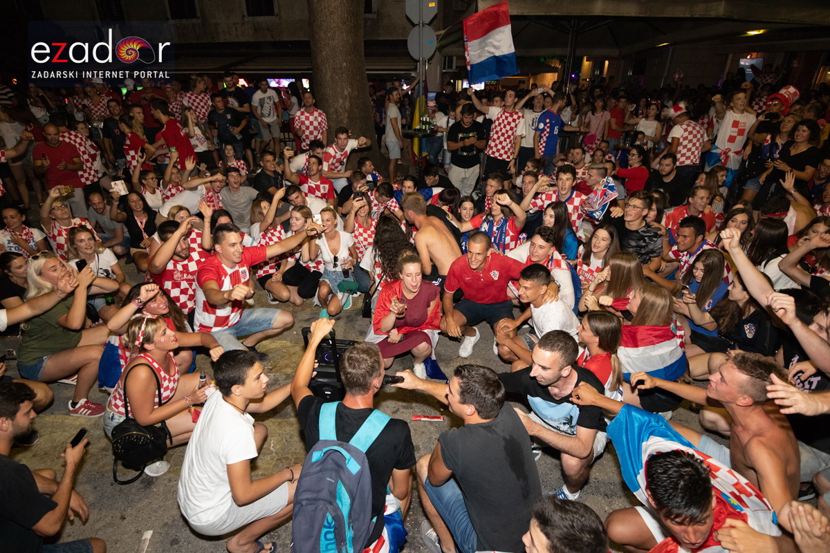 Čudesna noć: Velika fešta ulicama Zadra nakon plasmana Vatrenih u finale SP Čudesna noć: Velika fešta ulicama Zadra nakon plasmana Vatrenih u finale SP