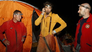 Gracac, 170711.
Speleologu Tomislavu V. (37) koji je s kolegom u nedjelju istrazivao jamu Kita Gacesina kod Gracaca je pozlilo te je pao u, kako se doznaje, dijabeticku komu koja ga je uhvatila u snu. Ostao je lezati na 362 metra dubine. Rijec je o muskar Gracac, 170711.
Speleologu Tomislavu V. (37) koji je s kolegom u nedjelju istrazivao jamu Kita Gacesina kod Gracaca je pozlilo te je pao u, kako se doznaje, dijabeticku komu koja ga je uhvatila u snu. Ostao je lezati na 362 metra dubine. Rijec je o muskar