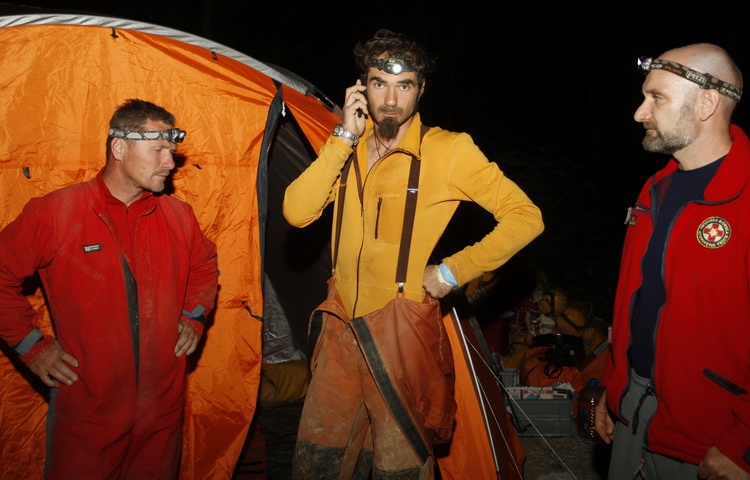 Gracac, 170711.
Speleologu Tomislavu V. (37) koji je s kolegom u nedjelju istrazivao jamu Kita Gacesina kod Gracaca je pozlilo te je pao u, kako se doznaje, dijabeticku komu koja ga je uhvatila u snu. Ostao je lezati na 362 metra dubine. Rijec je o muskar Gracac, 170711.
Speleologu Tomislavu V. (37) koji je s kolegom u nedjelju istrazivao jamu Kita Gacesina kod Gracaca je pozlilo te je pao u, kako se doznaje, dijabeticku komu koja ga je uhvatila u snu. Ostao je lezati na 362 metra dubine. Rijec je o muskar