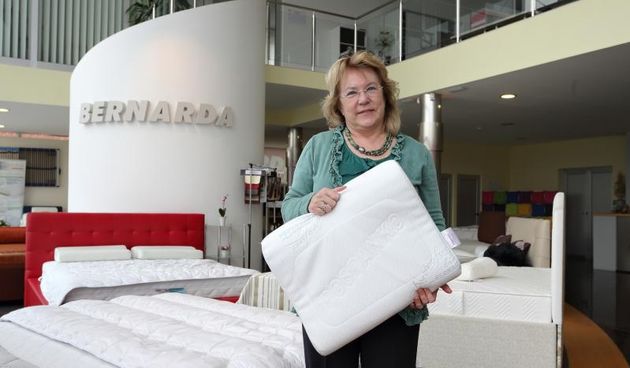 Reportaza o proizvodnji Pospanka, jastuka u potpunosti prilagodjenog anatomskim i bioloskim potrebama spavaca, a koji optimalno podupire i osigurava ravnomjerni polozaj vratnog dijela kraljeznice zahvaljujuci fleksibilnim poliuretanskim oprugama. Pospanko